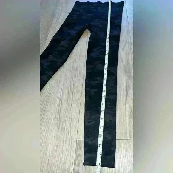 SPANX Look at Me Now Seamless Leggings size S in Black Camo - Picture 6 of 6